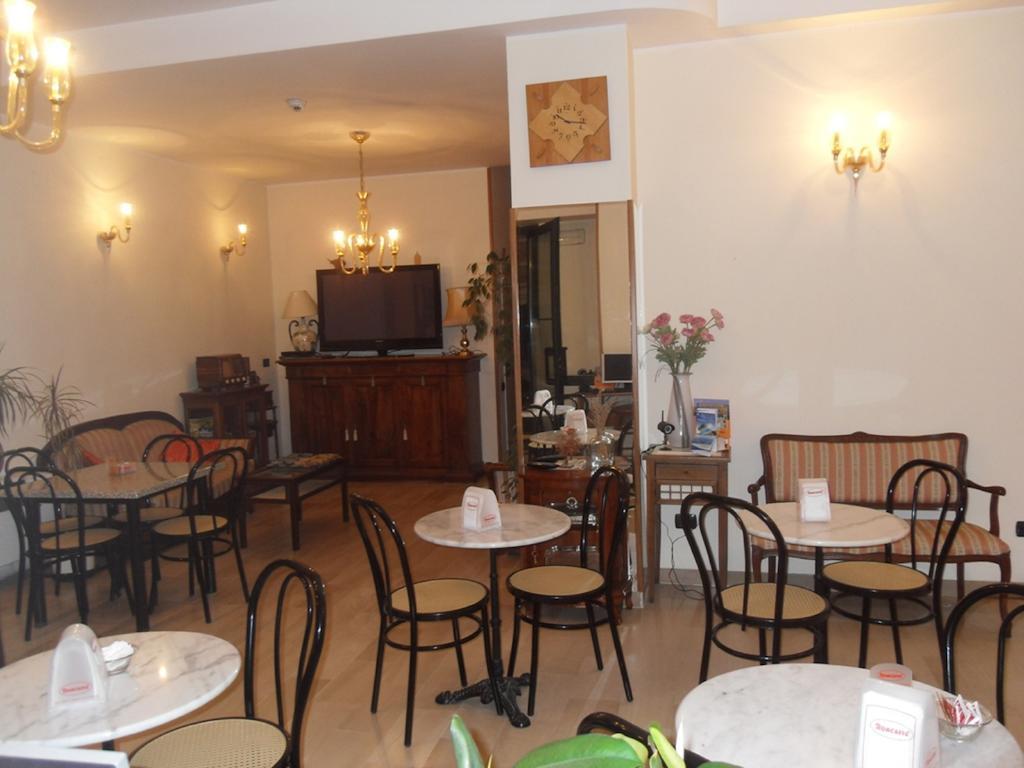 Hotel Ferrara Сан-Бенедетто-дель-Тронто Экстерьер фото
