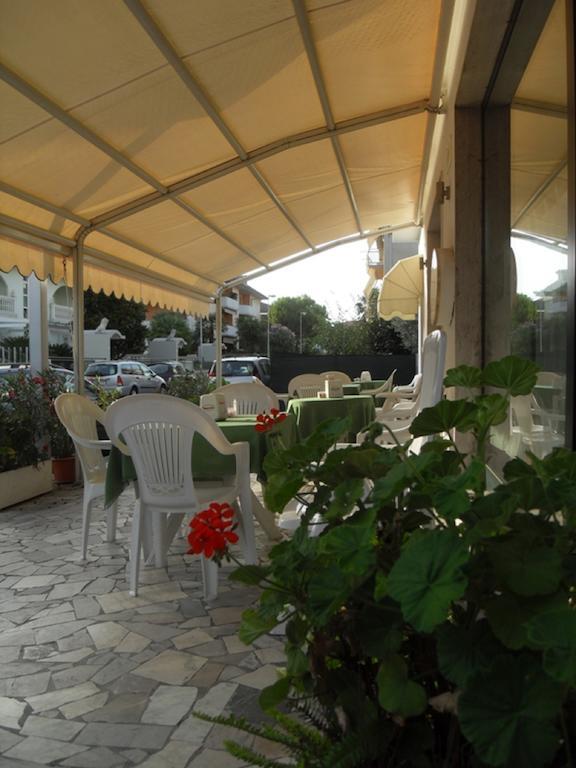 Hotel Ferrara Сан-Бенедетто-дель-Тронто Экстерьер фото