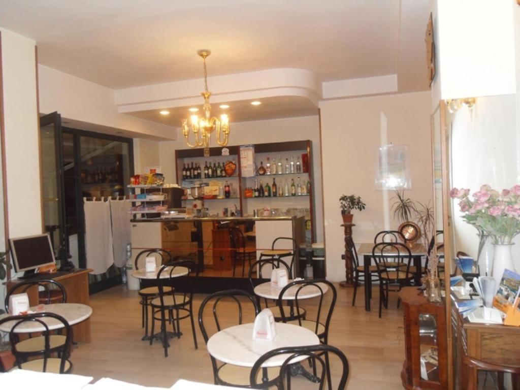 Hotel Ferrara Сан-Бенедетто-дель-Тронто Экстерьер фото