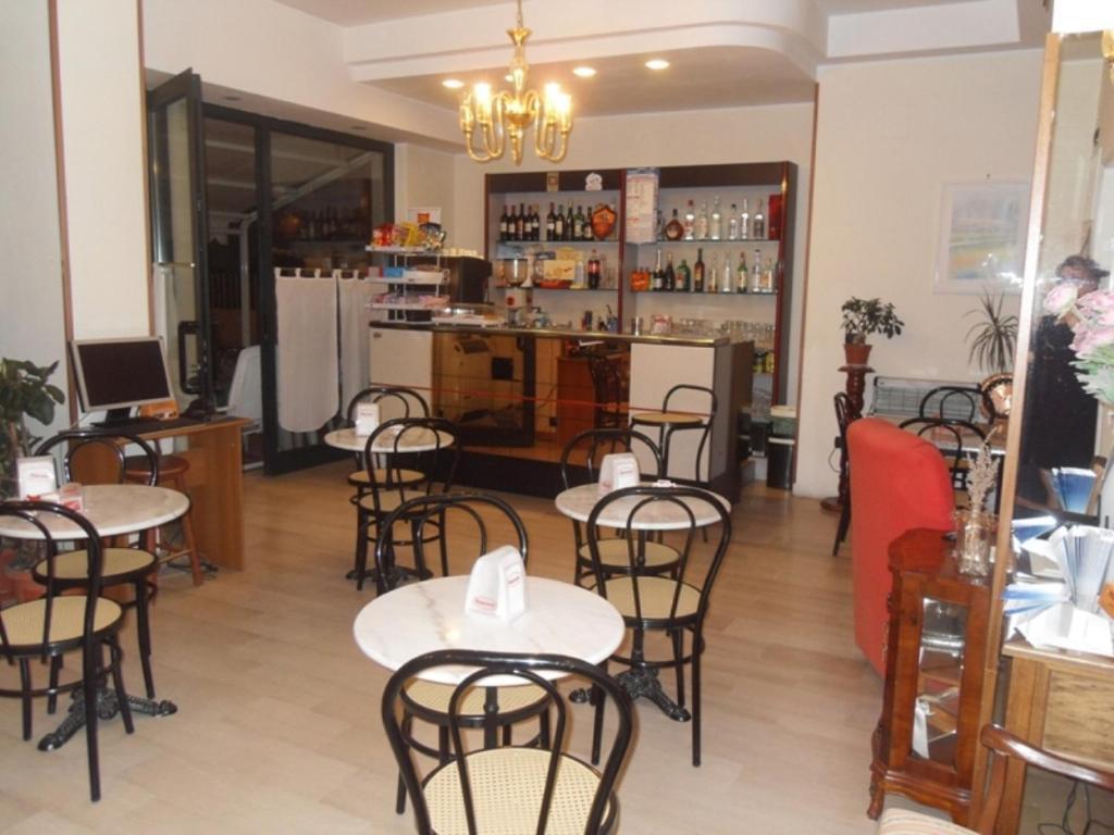 Hotel Ferrara Сан-Бенедетто-дель-Тронто Экстерьер фото